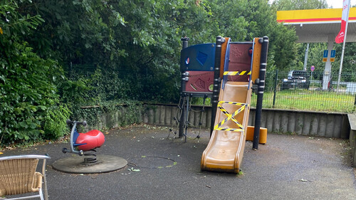 Teilweise gesperrter Spielplatz an der Rastanlage Ostetal Nord an der A1, Niedersachsen.