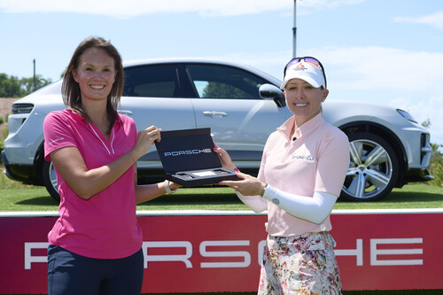 The Amundi Evian Championship 2024: Julia Müller vom Porsche Golfsport Sponsoring gratuliert Jodi Ewart Shadoff zum Porsche Macan Turbo Electric.