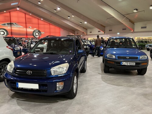 Toyota Collection: RAV4 (1. und 2. Generation, v.r.).