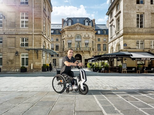 Toyota ist Mobilitätspartner der Olympischen und der Paralympischen Spiele in Paris: e-Puller Yosh-E für Rollstuhlfahrer.