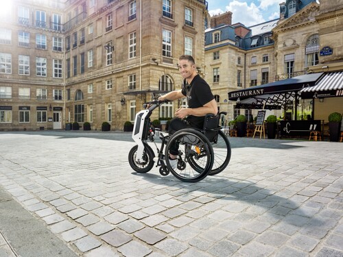 Toyota ist Mobilitätspartner der Olympischen und der Paralympischen Spiele in Paris: e-Puller Yosh-E für Rollstuhlfahrer.