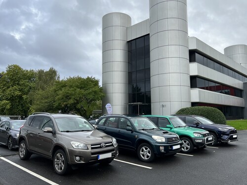 Toyota RAV4 aus mehreren Genereationen vor der Deutschlandzentrale in Köln.