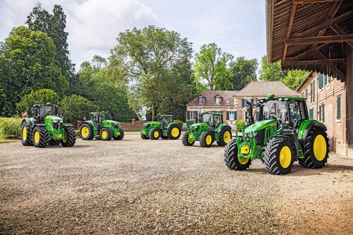 Traktoren der neuen 6M-Serie von John Deere, die in Mannheim gebaut werden.