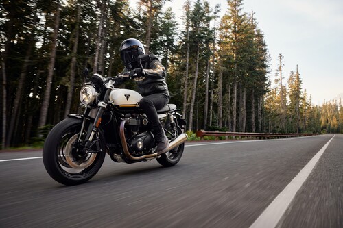 Triumph Speed Twin 1200.