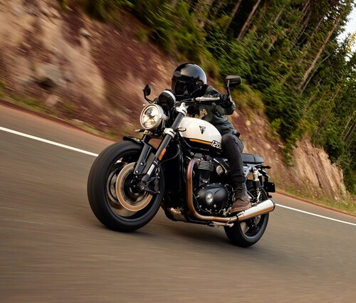 Triumph Speed Twin 1200.