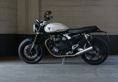 Triumph Speed Twin 1200.