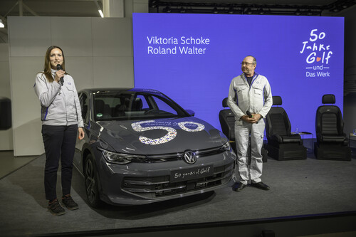 Volkswagen feiert 50 Jahre Golf-Produktion im Werk Wolfsburg: Meisternachwuchskraft Viktoria Schoke und Mitarbeiter Roland Walter präsentieren das von den Beschäftgten gestaltete Modell für die interne Fahrzeugflotte.