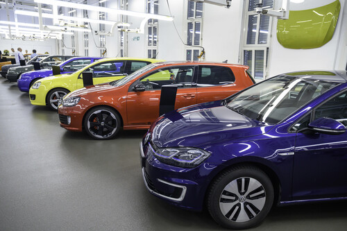 Volkswagen feiert 50 Jahre Golf-Produktion im Werk Wolfsburg und acht Modellgenerationen.