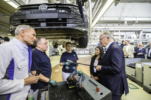 Volkswagen feiert 50 Jahre Golf-Produktion im Werk Wolfsburg: Werkleiter Rainer Fessel (l.) und Betriebsratsvorsitzende Daniela Cavallo (2.v.r.) führen Ministerpräsident Stephan Weil (r.) herum.