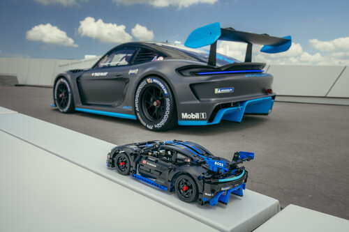 Vor dem Original: Porsche GT4 e-Performance als Lego-Technic-Modell.