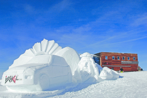 VW Touareg Schneeskulptur.