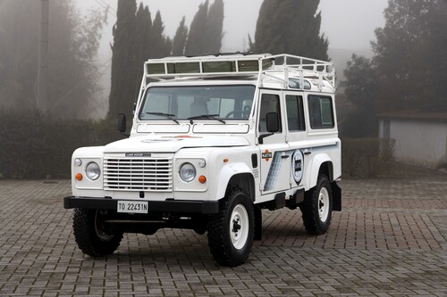 Wird versteigert: Ein originalgetreu restaurierter Land Rover Defender, den Lancia als Teamfahrzeug bei der Safari-Rallye 1991 nutzte.