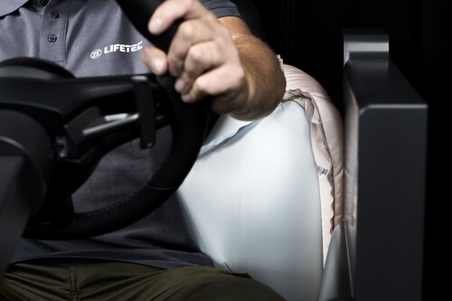 ZF Lifetec entwickelt die passiven Sicherheitssysteme im Auto weiter: „Pre Crash Dual Stage“-Seitenairbag.