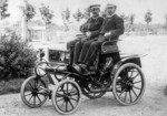 Opel Patent-Motorwagen System Lutzmann von 1899 mit Heinrich Opel (rechts) und Opel-Werkmeister Sedlazcek. 