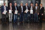 Opel-Verkaufsdirektor Marcus Kappler (4. v. l.), Opel-Deutschland-Chef Jürgen Keller (2. v. r.) und Regionalleiterin Verkauf Opel Deutschland (Region Ost) Heike Herzog ehren die besten Verkäufer des vergangenen Jahres mit der Mitgliedschaft im Opel Verkäufer-Club 2016.