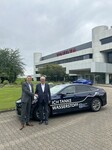 Toyota-Deutschlandchef André Schmidt (l.) übergibt einen weiteren Mirai an den Hy-Cologne-Vorsitzenden Dr. Albrecht Möllmann.