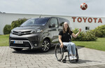 Umgebauter Toyota Proace Verso mit Rollstuhlbasketballerin Lisa Bergenthal. 