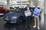 Volkswagen ist Automobilpartner des Licht-Tests 2024: Achim Schaible (l.), Vorsitzender und Sprecher der Geschäftsführung Volkswagen Deutschland, und ZDK-Präsident Arne Joswig.
