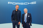 Vorstandsvorsitzender Oliver Blume und Aufsichtsrats-Vorsitzender Wolfgang Porsche bei der Hauptversammlung 2024 der Porsche AG.